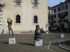 GRUPPO SCULTURE IN PIAZZA DUOMO